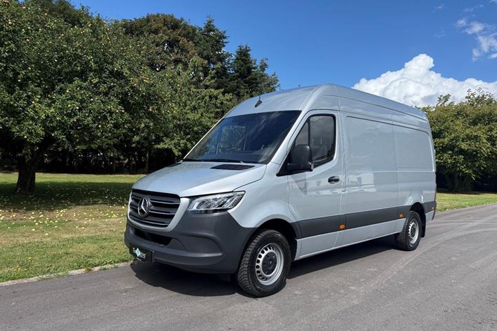 Grå Mercedes Sprinter 317 fra 2021