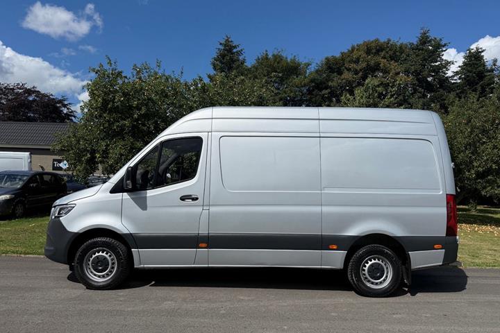 Grå Mercedes Sprinter 317 fra 2021