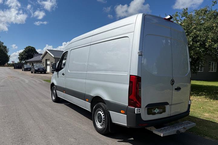 Grå Mercedes Sprinter 317 fra 2021