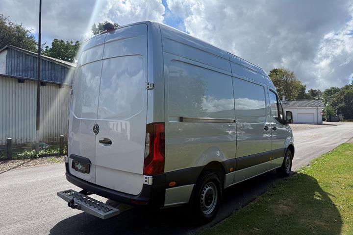 Grå Mercedes Sprinter 317 fra 2021