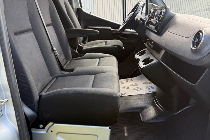 Grå Mercedes Sprinter 317 fra 2021