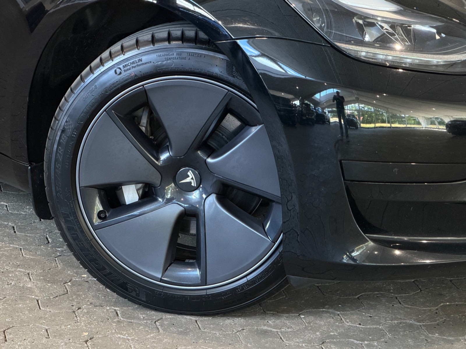 Sort Tesla Model 3 fra 2023