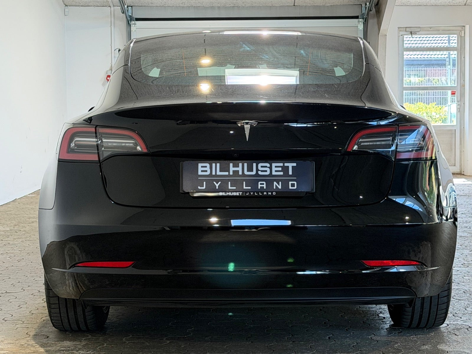 Sort Tesla Model 3 fra 2023