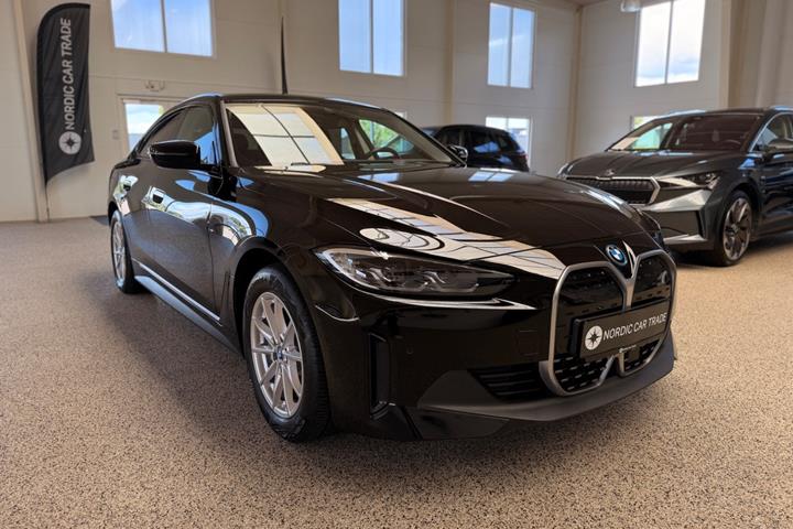 Sort BMW i4 fra 2023