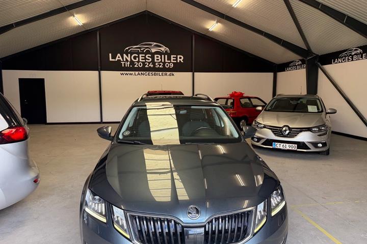 Grå Skoda Octavia fra 2020