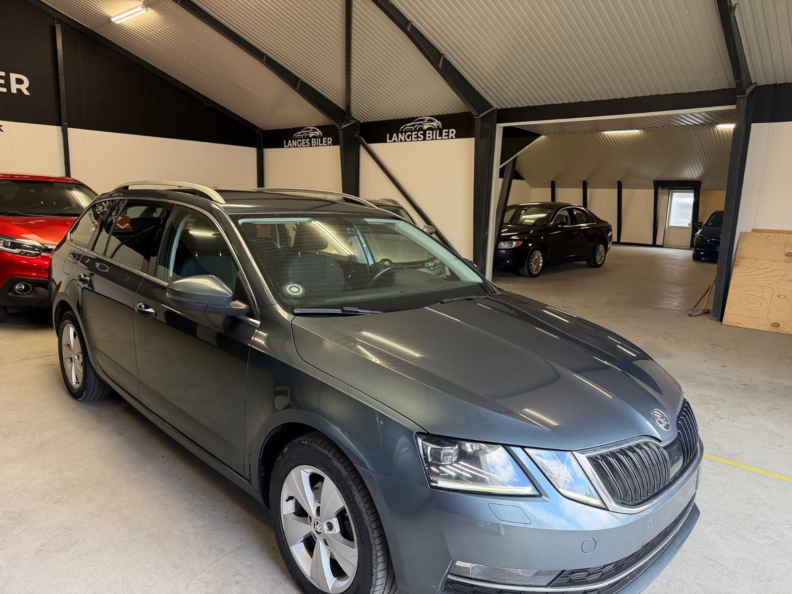 Grå Skoda Octavia fra 2020