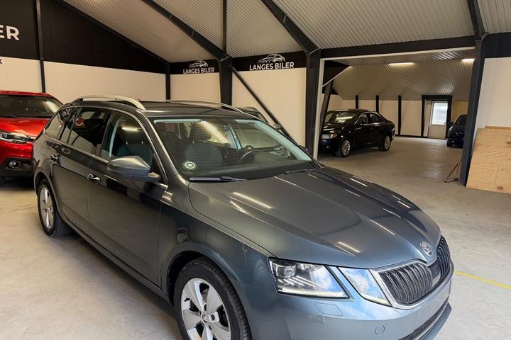 Grå Skoda Octavia fra 2020