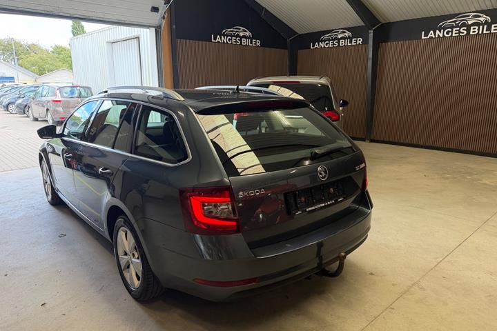 Grå Skoda Octavia fra 2020