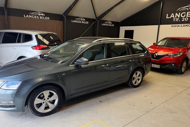 Grå Skoda Octavia fra 2020