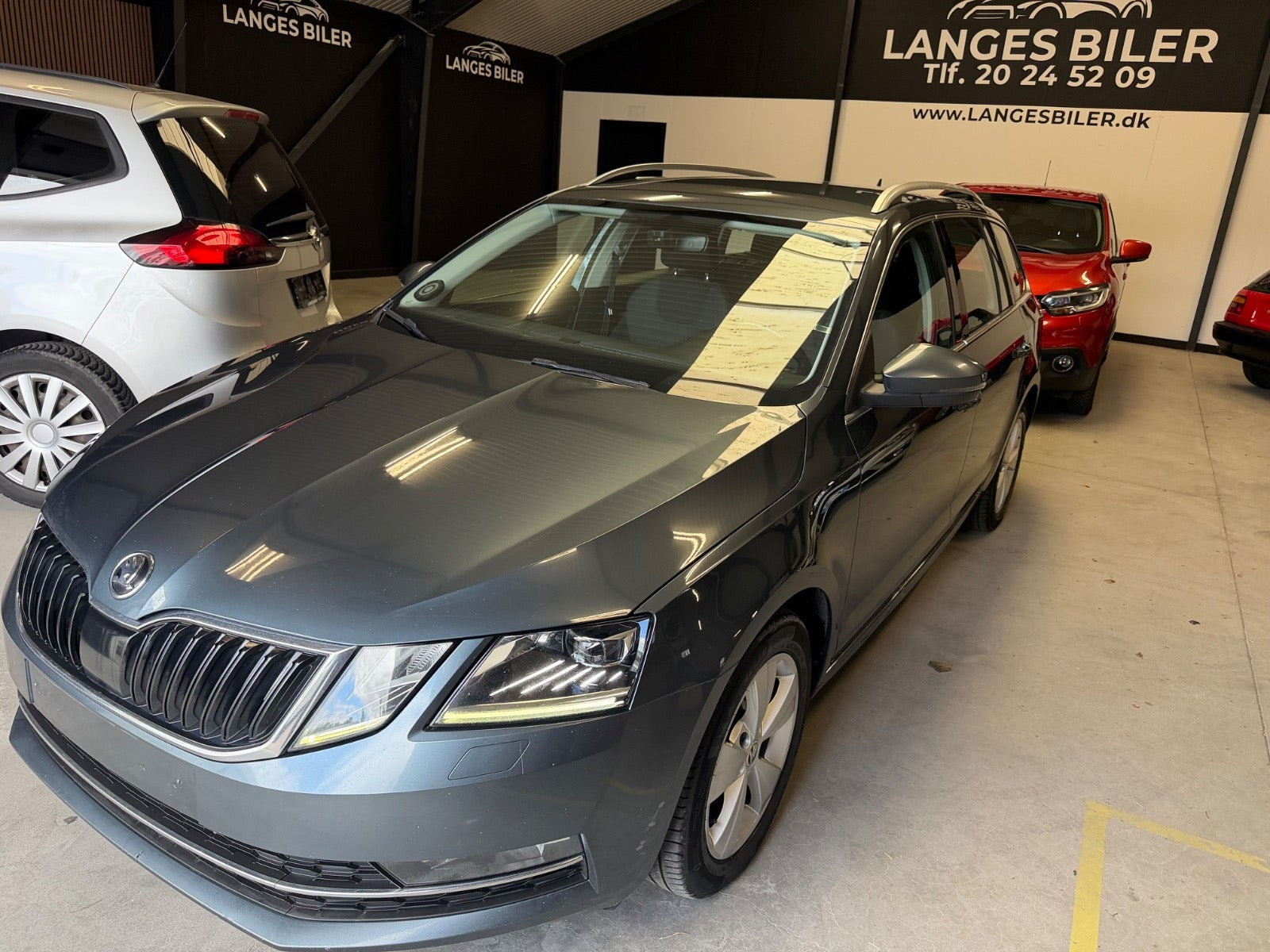 Grå Skoda Octavia fra 2020