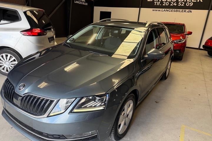 Grå Skoda Octavia fra 2020