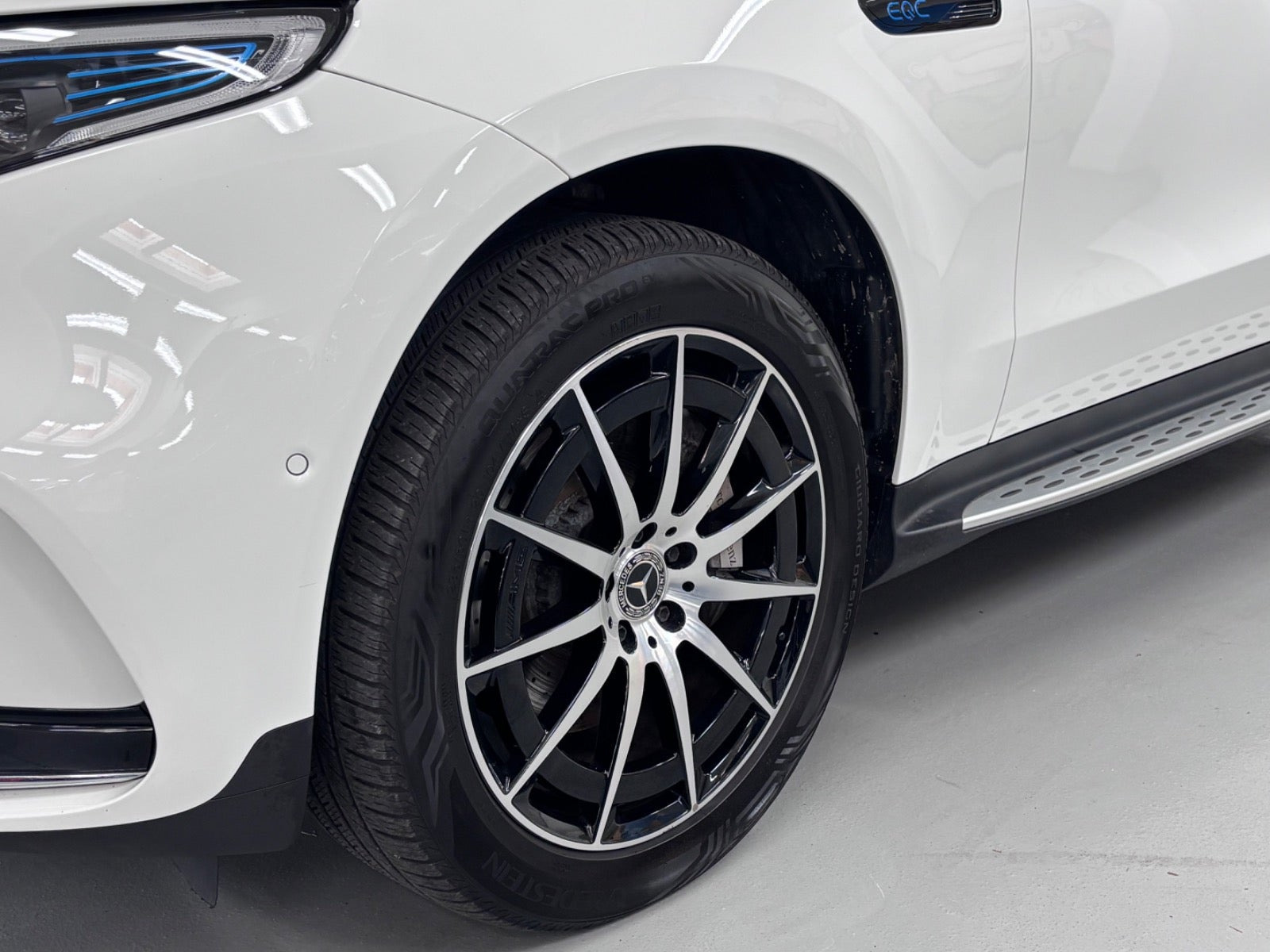 Hvid Mercedes EQC400 fra 2020
