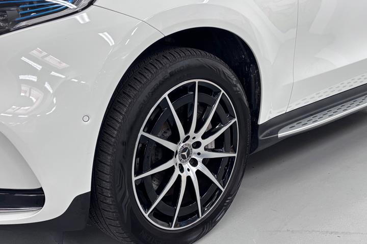 Hvid Mercedes EQC400 fra 2020