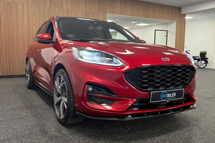 Rød Ford Kuga fra 2021
