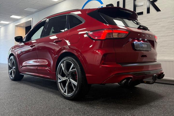 Rød Ford Kuga fra 2021