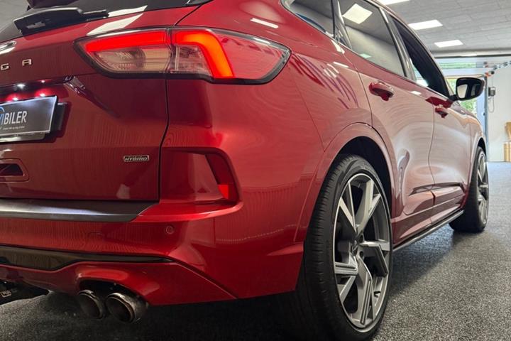 Rød Ford Kuga fra 2021
