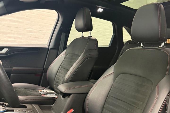 Rød Ford Kuga fra 2021