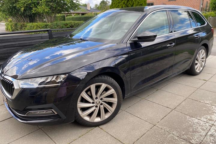 Sort Skoda Octavia fra 2021