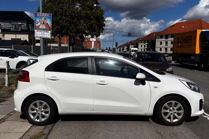 Hvid Kia Rio fra 2015