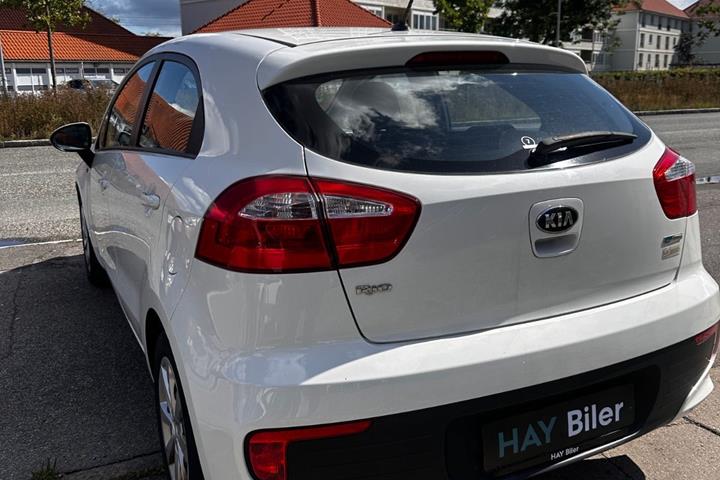 Hvid Kia Rio fra 2015