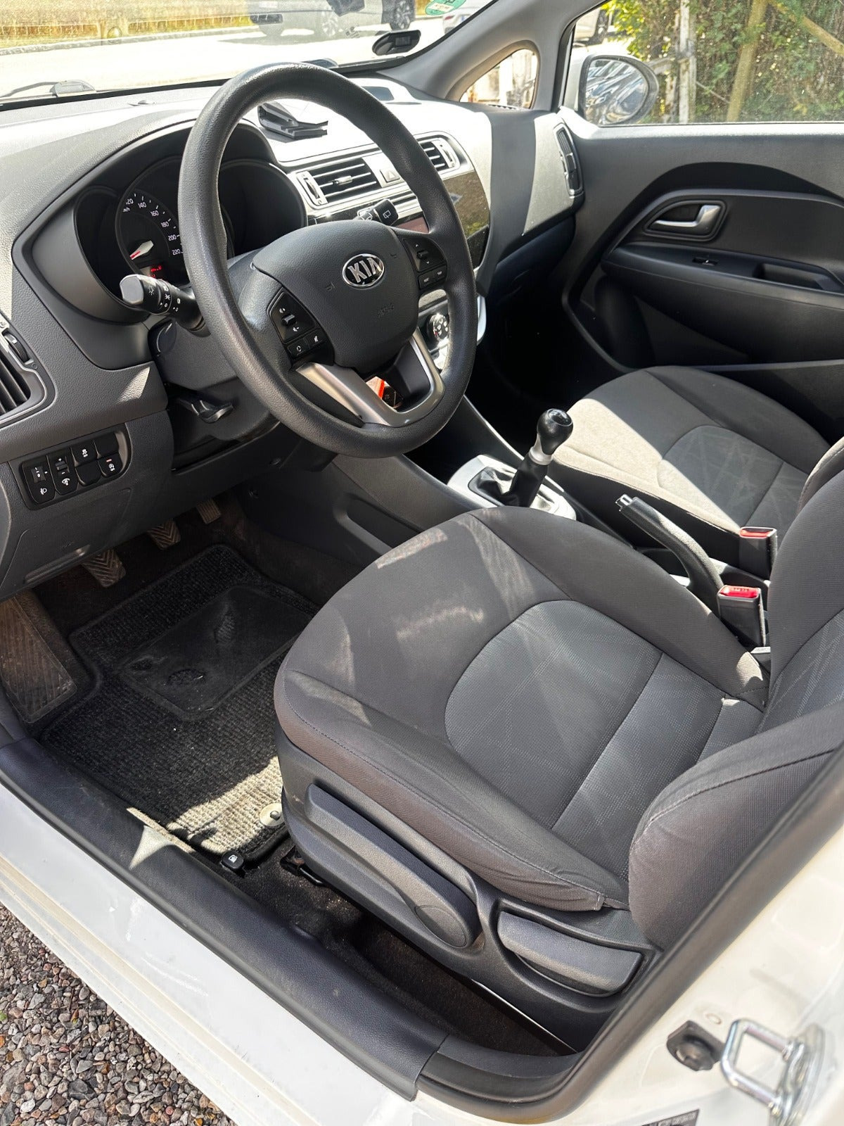Hvid Kia Rio fra 2015