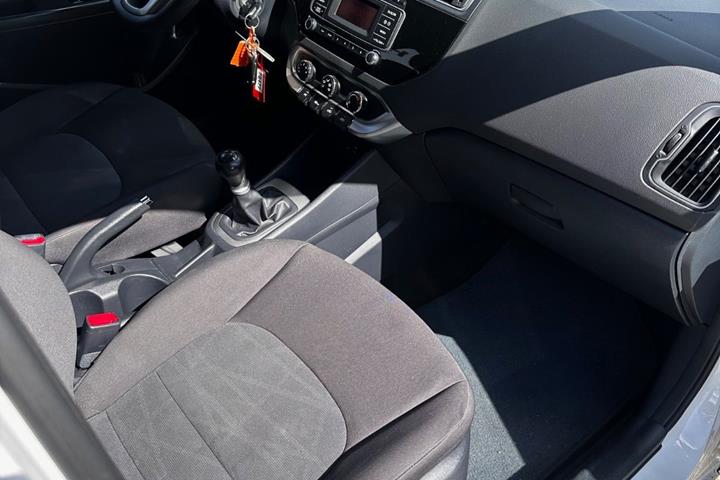 Hvid Kia Rio fra 2015