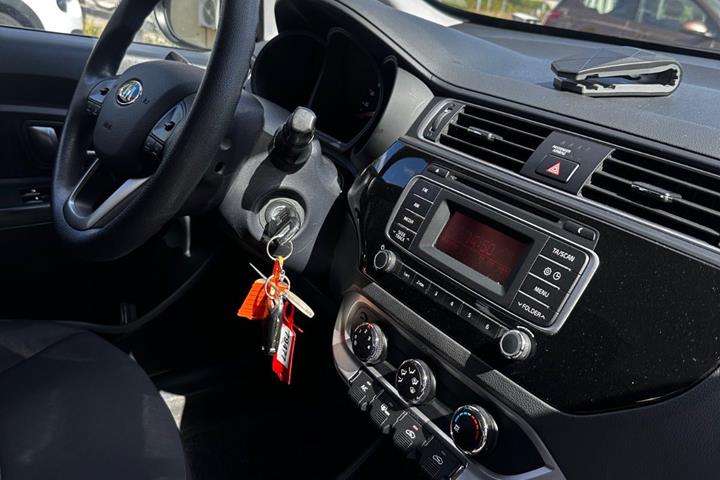 Hvid Kia Rio fra 2015