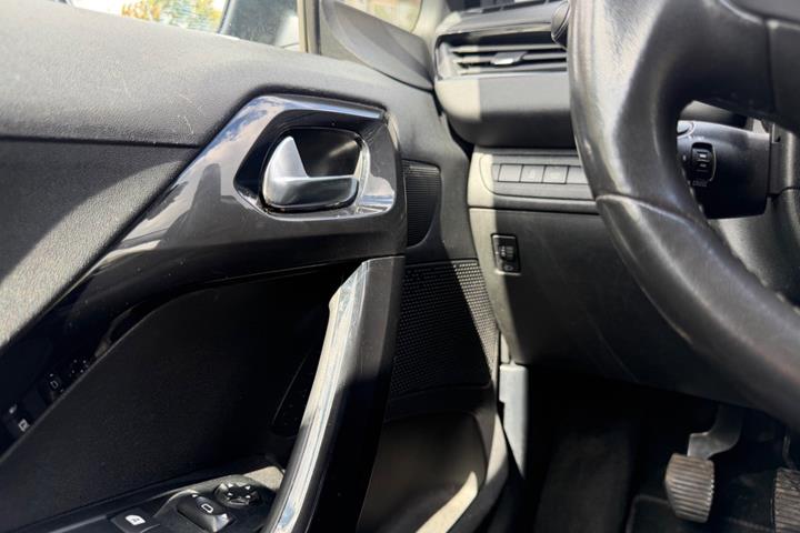 Grøn Peugeot 208 fra 2016