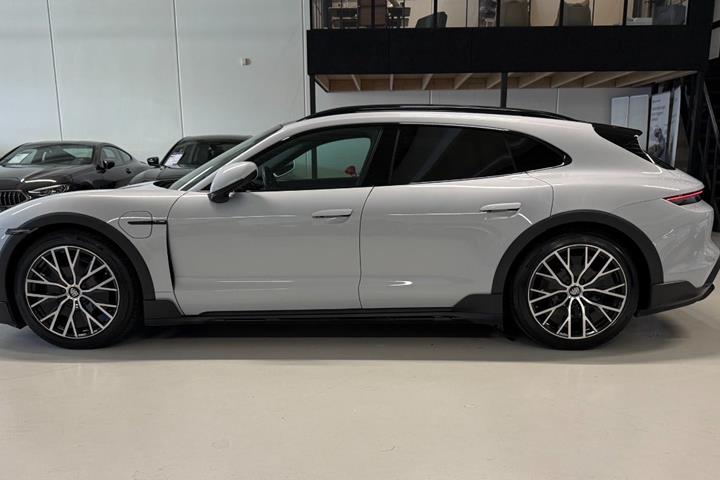 Grå Porsche Taycan fra 2022