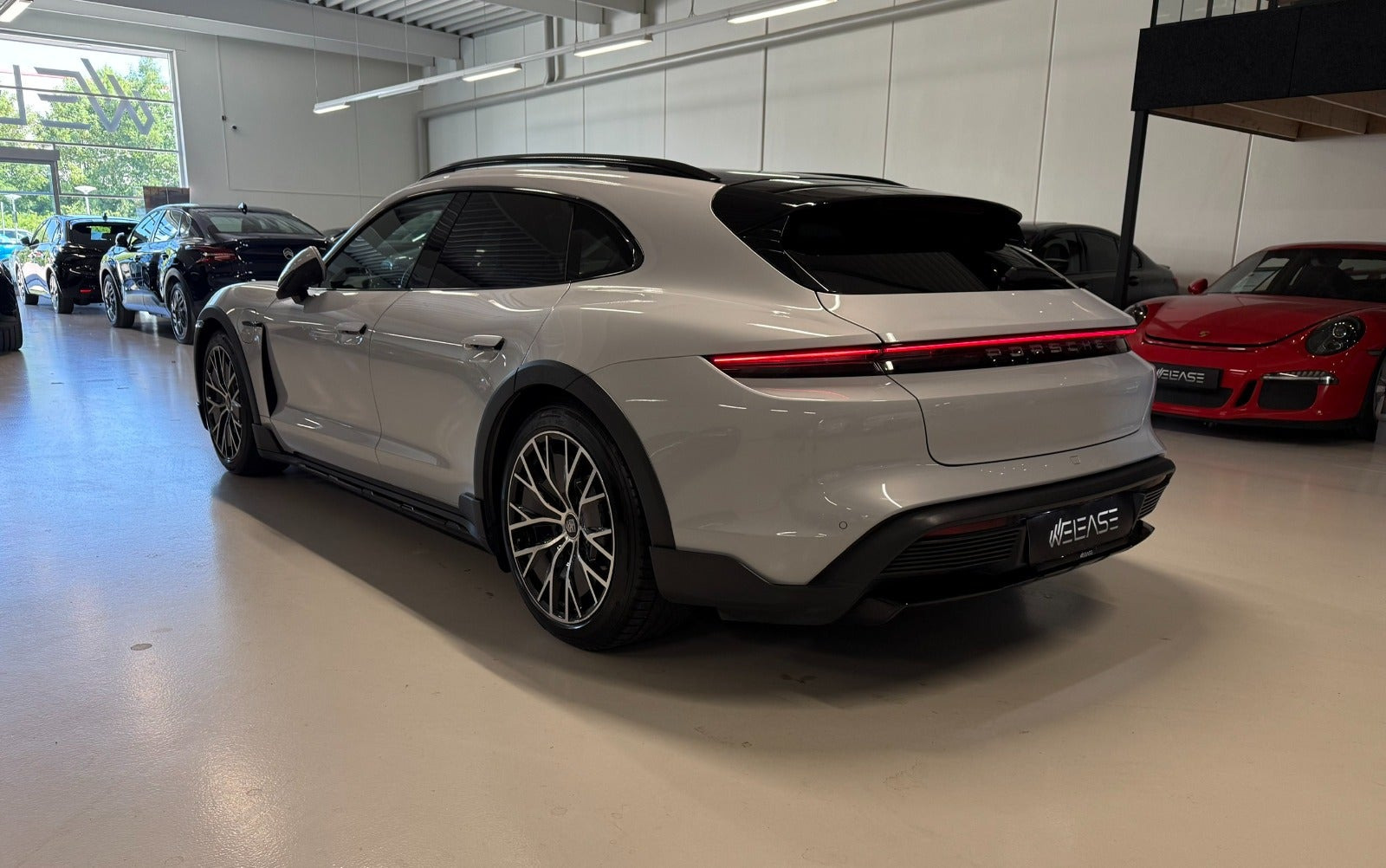 Grå Porsche Taycan fra 2022