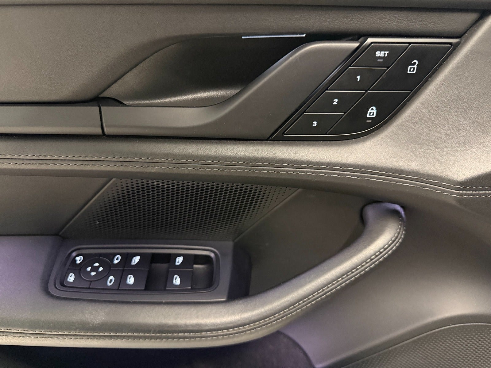 Grå Porsche Taycan fra 2022