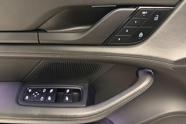 Grå Porsche Taycan fra 2022