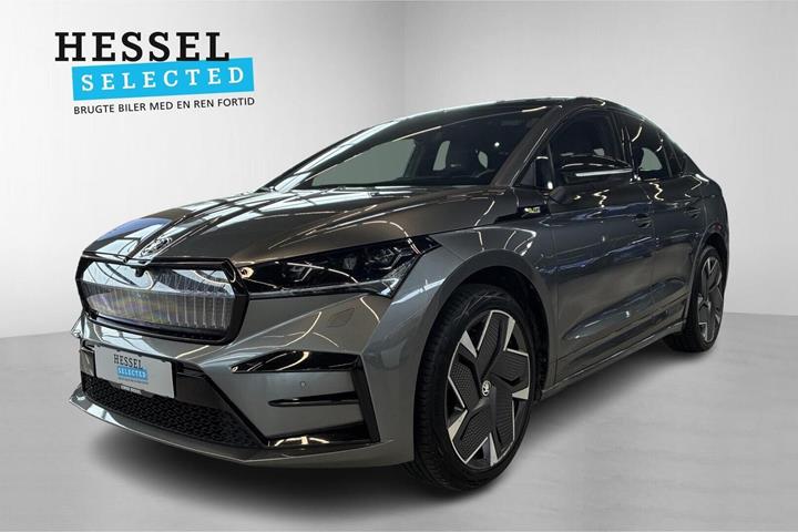 Hvid Skoda Enyaq fra 2023 set udefra