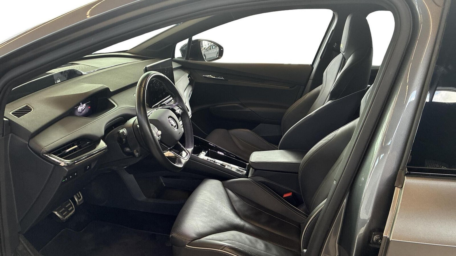 Hvid Skoda Enyaq fra 2023