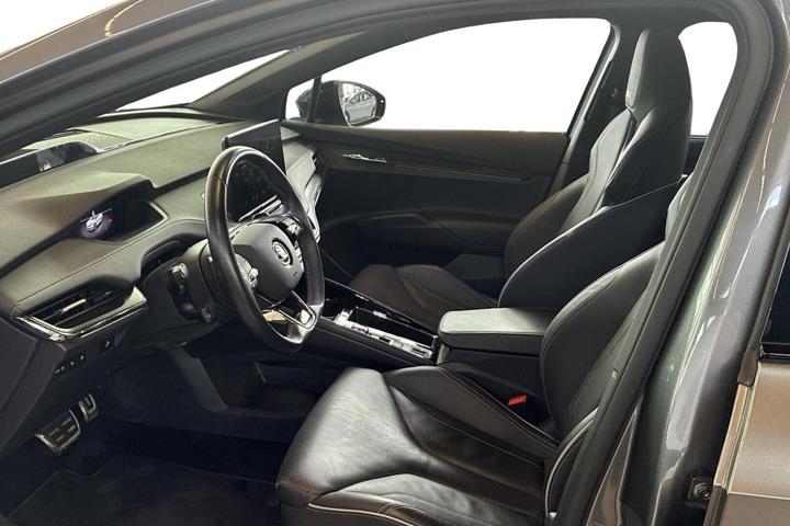 Hvid Skoda Enyaq fra 2023