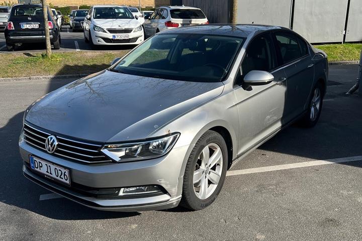Sølv VW Passat fra 2015