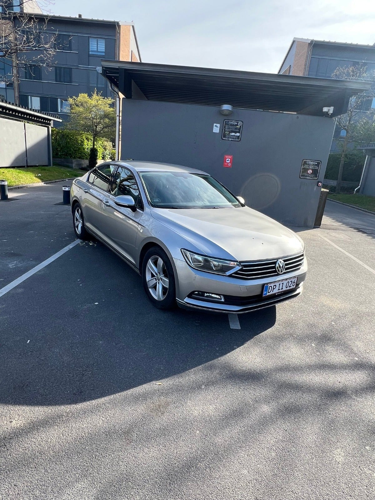 Sølv VW Passat fra 2015
