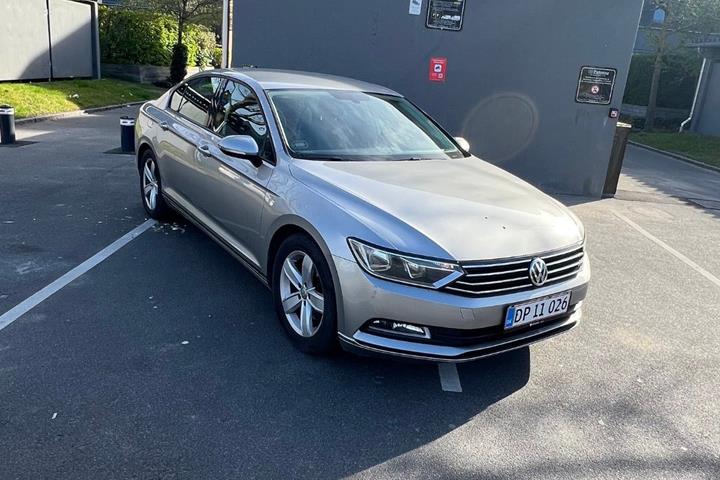 Sølv VW Passat fra 2015