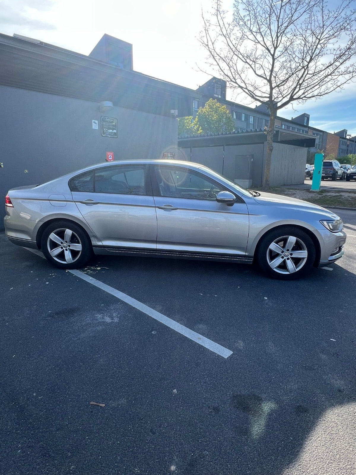 Sølv VW Passat fra 2015
