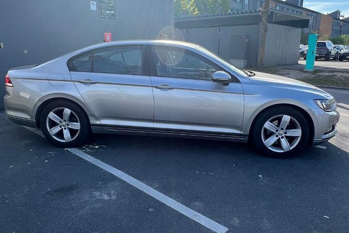 Sølv VW Passat fra 2015