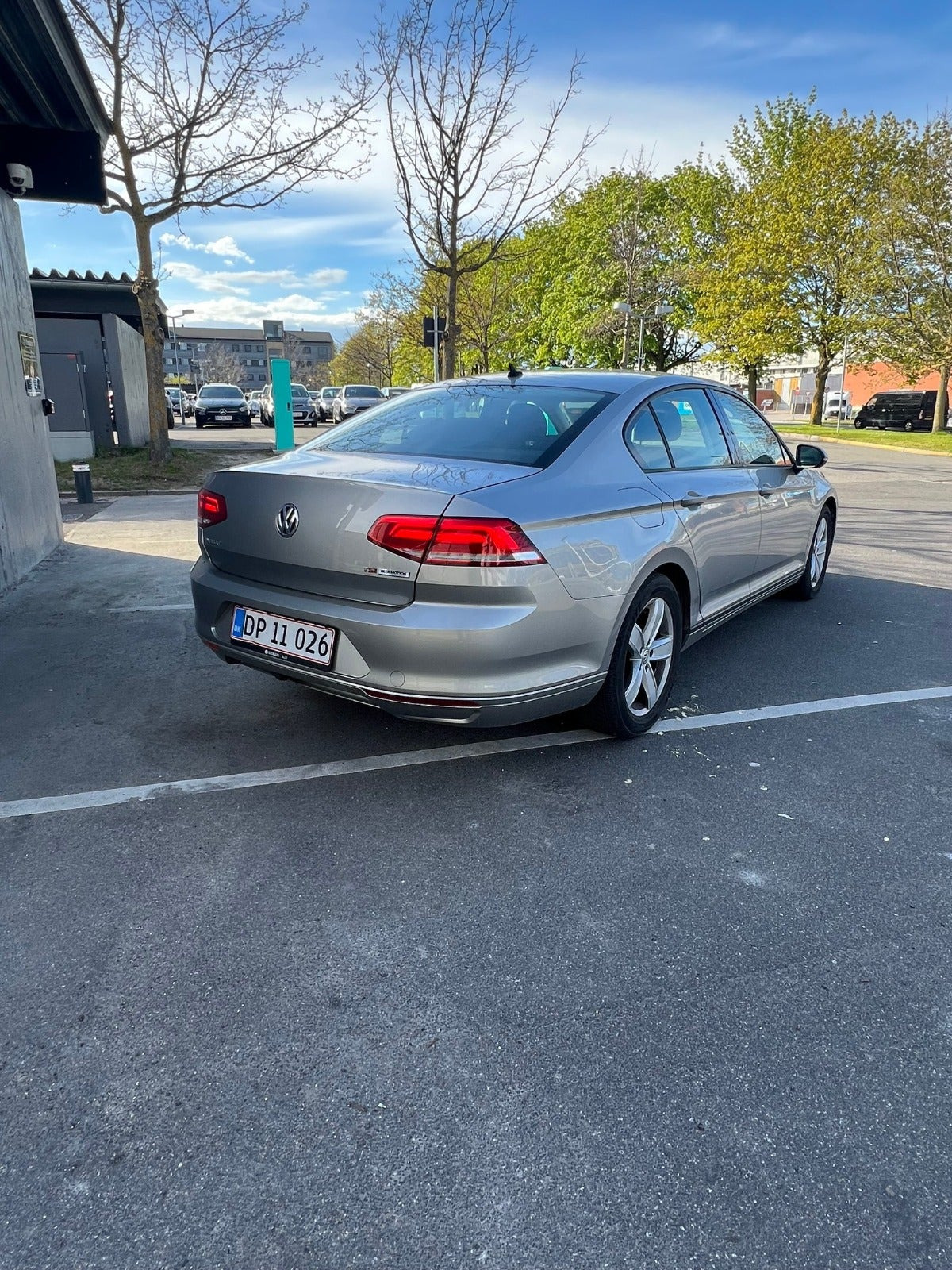 Sølv VW Passat fra 2015
