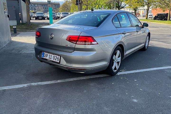 Sølv VW Passat fra 2015