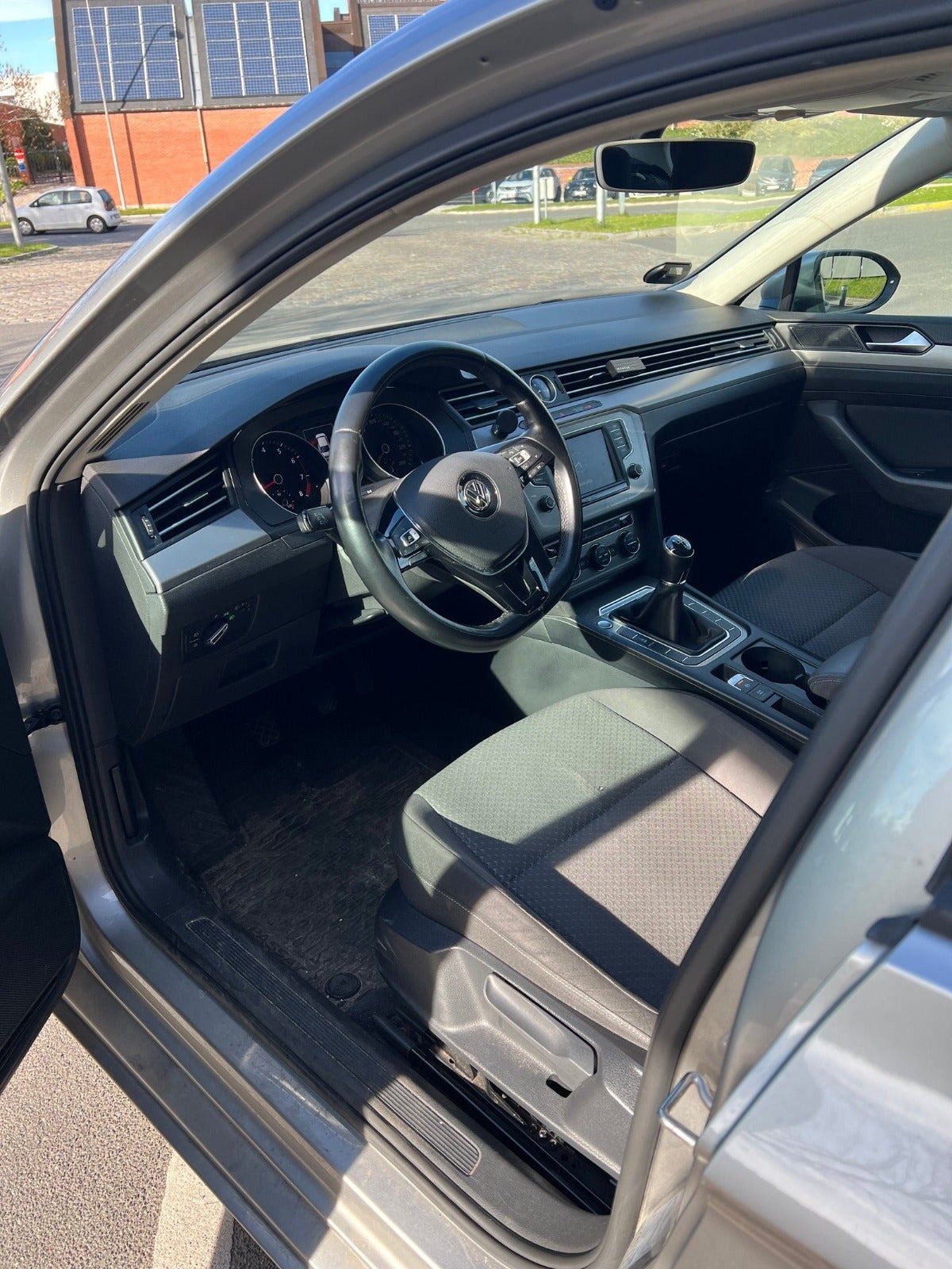 Sølv VW Passat fra 2015