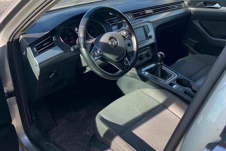Sølv VW Passat fra 2015