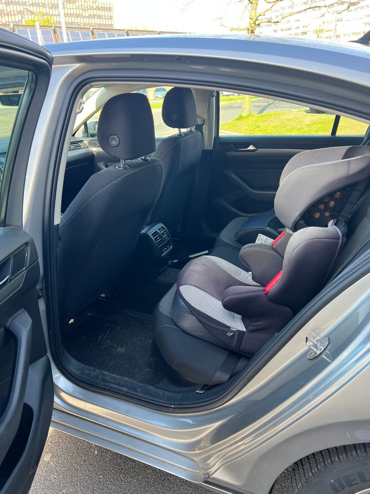 Sølv VW Passat fra 2015