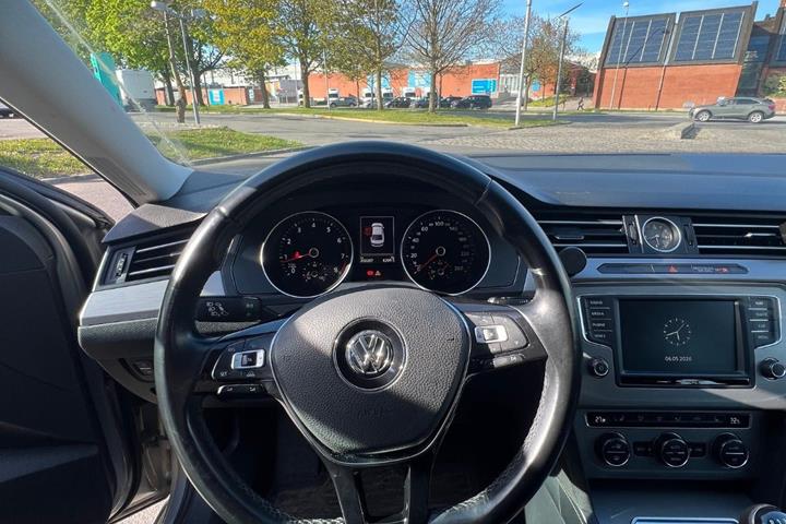 Sølv VW Passat fra 2015