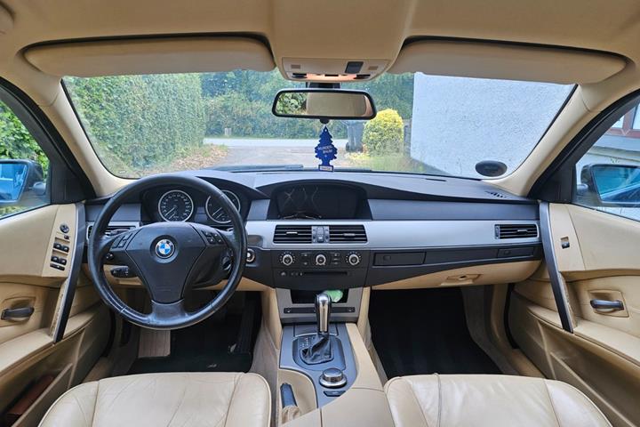 Beige BMW 530d fra 2006
