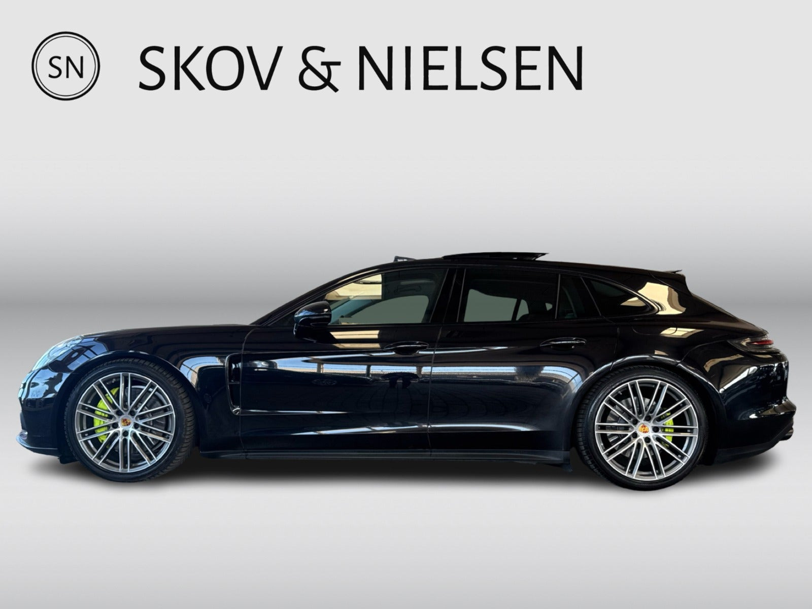 Sort Porsche Panamera 4 fra 2019