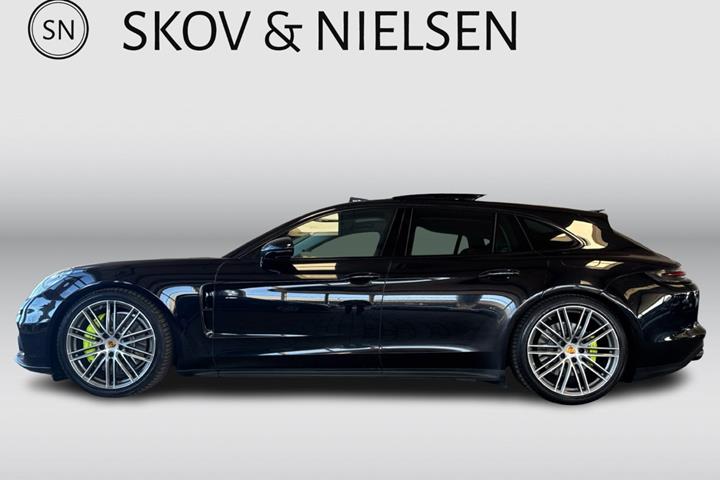 Sort Porsche Panamera 4 fra 2019