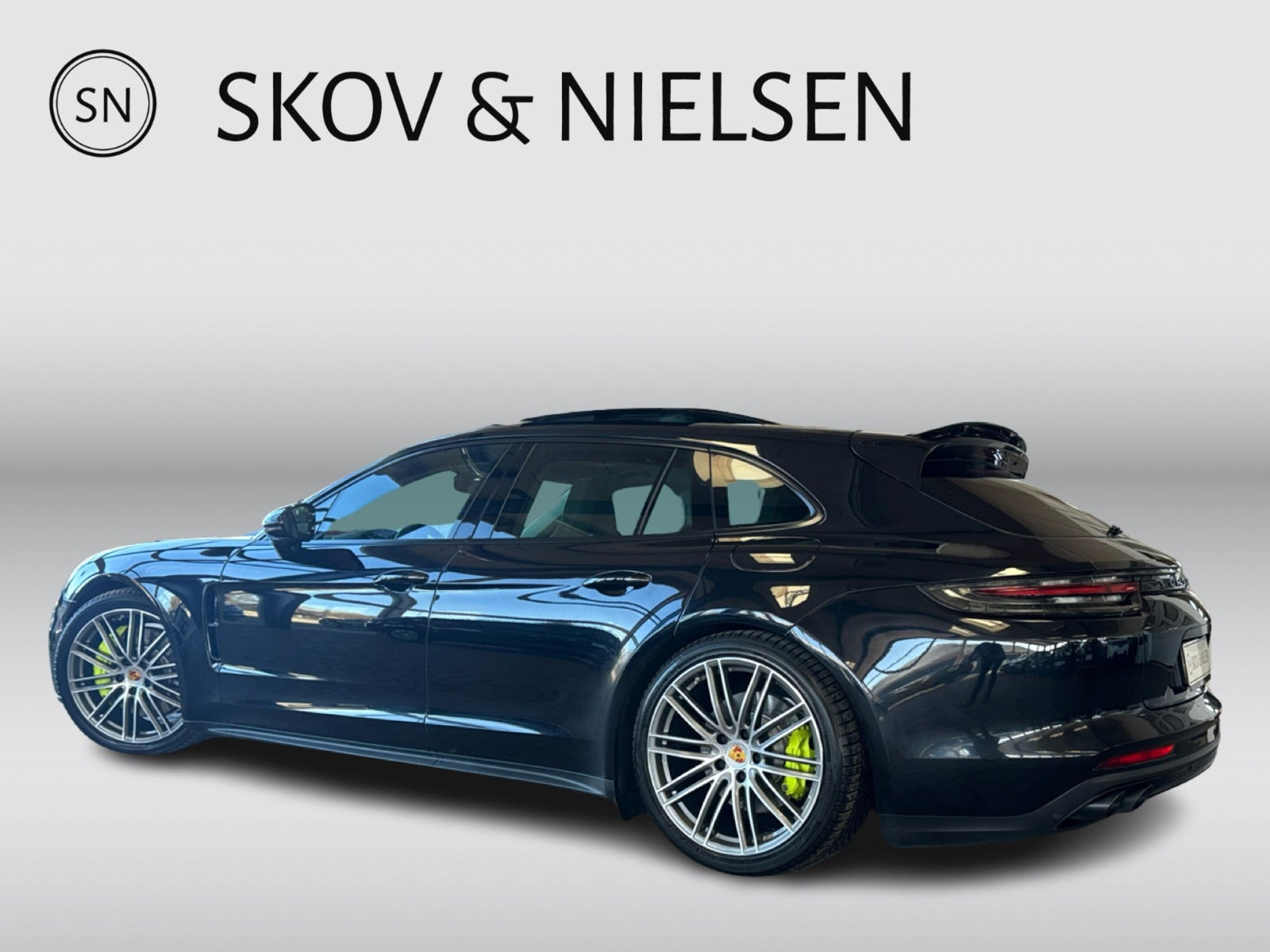 Sort Porsche Panamera 4 fra 2019